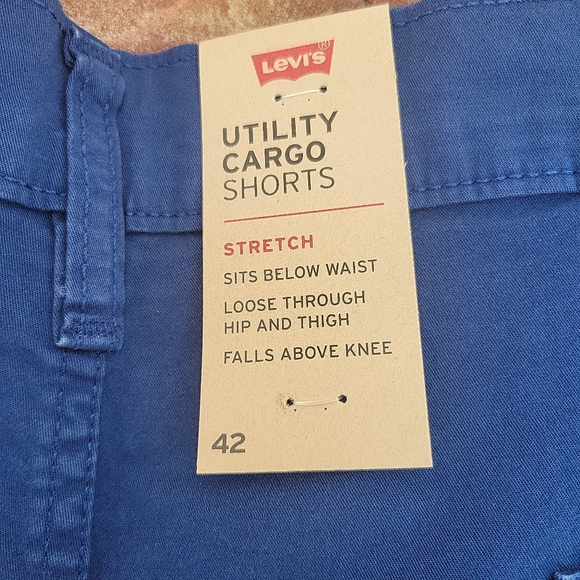 Levis Men's Utility Cargo Shorts Size: 42 - Picture 7 of 9